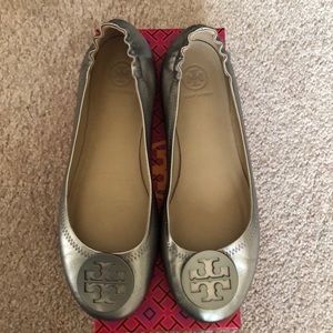 AUTHENTIC TORY BURCH REVA FLATS.